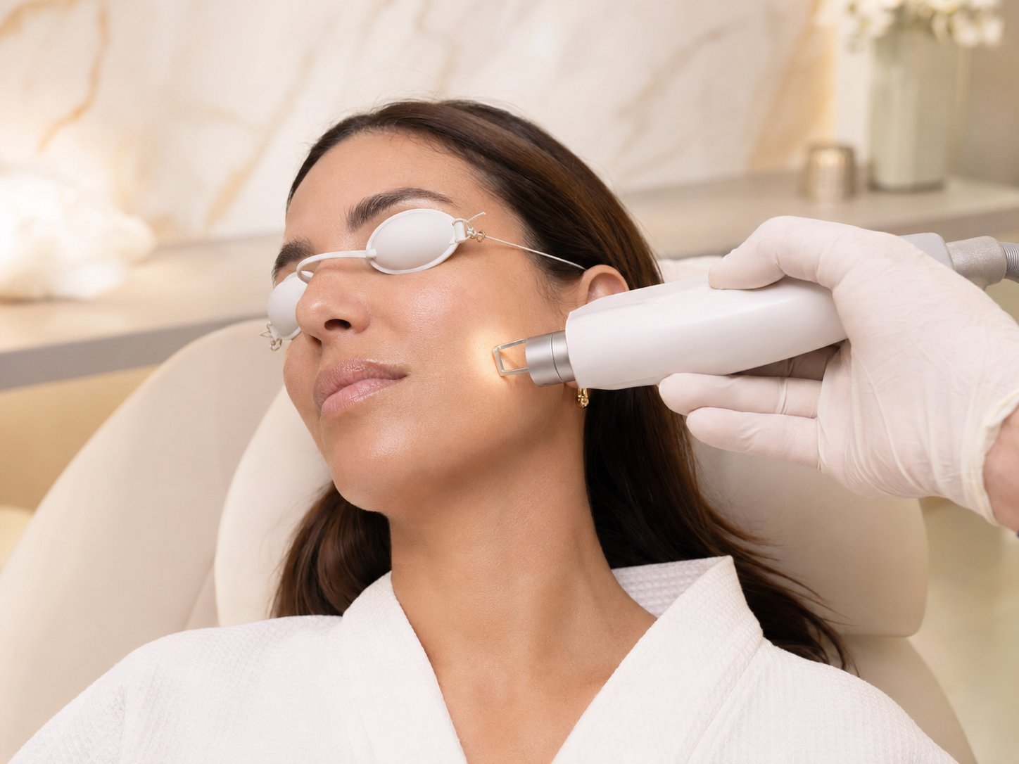 Paciente realizando tratamento facial com laser Elektra para melasma e alterações pigmentares