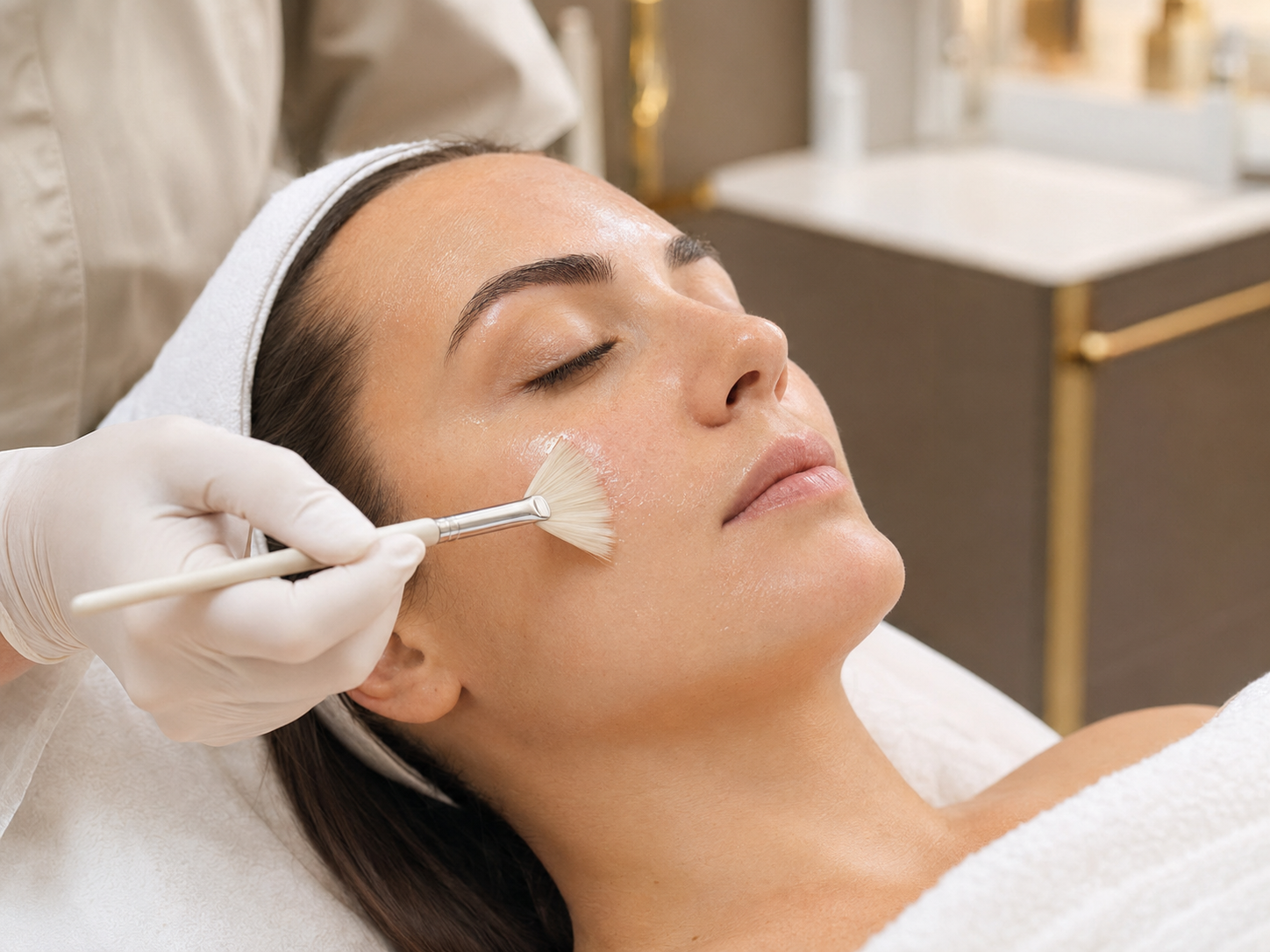 Paciente recebendo aplicação dermatológica de peeling químico